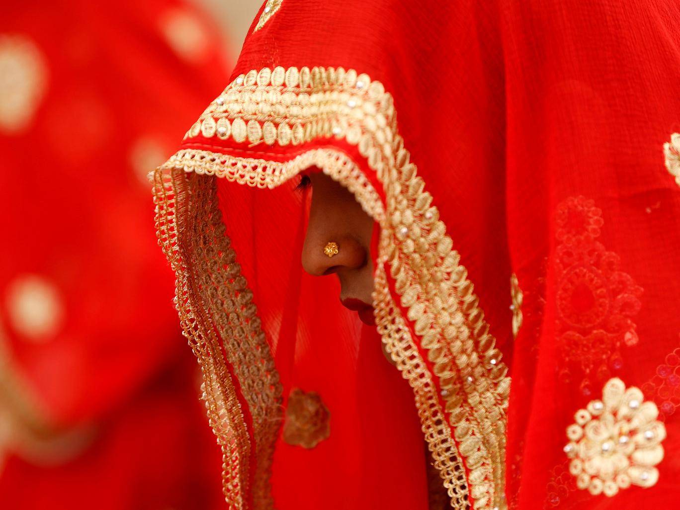 Ấn Độ: Chú rể kiểm tra trinh tiết cô dâu, hội đồng làng ngồi ngoài chờ - 1