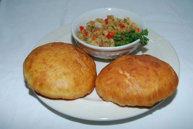 2. Guyana: Một bữa sáng đặc trưng của người Guyana sẽ bao gồm bánh mỳ nướng và cá muối – món cá trắng được tẩm ướp muối, còn bánh mỳ được làm từ bột bánh và chiên giòn lên.