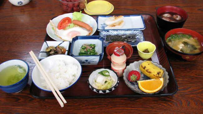 5. Nhật Bản: Bữa sáng ở đất nước mặt trời mọc được chia thành 2 kiểu: Wafuu (truyền thống) và youfuu (phương Tây). Bữa sáng theo kiểu truyền thống sẽ có cơm, cá, súp miso, đậu nành và rong biển. Bữa sáng theo kiểu phương Tây bao gồm bánh nướng phết bơ, trứng, cà phê và salad rau củ.