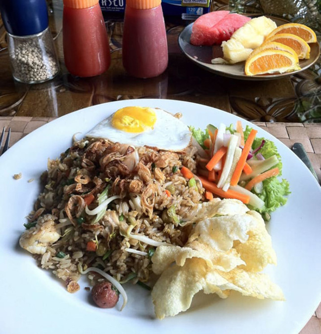 17. Indonesia: Tại Indonesi, bữa sáng truyền thống thường có cơm, cá chiên, trứng chiên hoặc cháo gà.