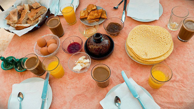 19. Ma-rốc: Bữa sáng của người Ma-rốc chủ yếu gồm những đồ ăn ngọt như bánh mì, mật ong, cà phê, trà bạc hà.