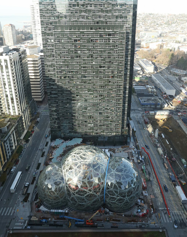 The Spheres là “tâm điểm và trái tim mới” trong khuôn viên tòa trụ sở của Amazon ở trung tâm thành phố Seattle. Ba vòm thủy tinh – cái lớn nhất trong số đó cao gần 27,5 mét và rộng gần 40 mét – được kết nối với nhau để tạo thành một phòng lớn.