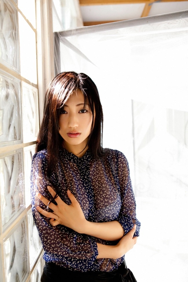 Mitsu Dan sinh năm 1980 là một diễn viên và người mẫu gợi cảm. Năm 2014, cô bầu chọn là một trong những người mẫu gợi cảm có thu nhập khủng nhất.