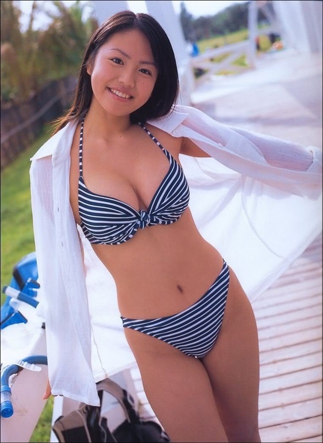 Sayaka Isoyama sinh năm 1983 là một diễn viên và là người mẫu gợi cảm đời đầu của Nhật Bản.