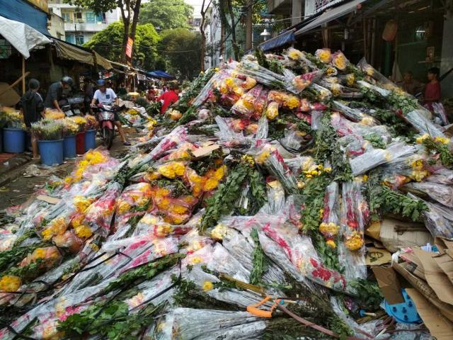 Hoa vứt bỏ chất thành “núi” ở Sài Gòn, chôn vùi cả xe máy ngày 30 Tết