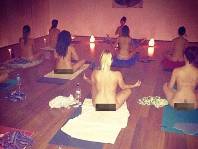 Thực hư về lớp học yoga khỏa thân giúp cải thiện ”chuyện ấy”