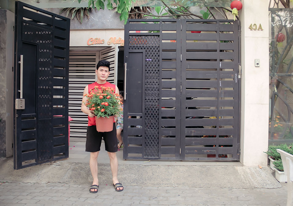 Không khí đón Tết của Quách Thành Danh bên vợ trẻ đẹp và 4 con nhỏ - 1