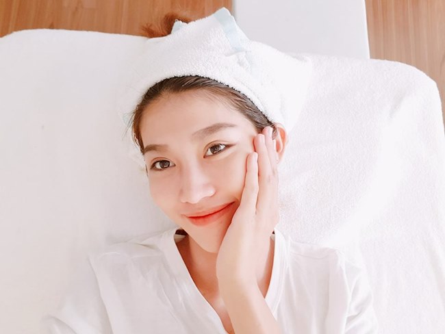 Người mẫu tuổi tuất Quỳnh Châu chia sẻ cô dành nhiều thời gian chăm sóc da mặt để tự tin pose hình bất kỳ nơi đâu mà không cần tới sự trợ giúp của app chỉnh hình