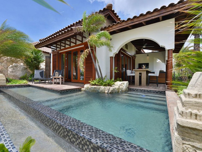 Trong hình là resort Baoase Luxury tại Willemstad, Curacao thuộc quần đảo Caribbean. Resort có bãi tắm riêng, và chỉ có vỏn vẹn 23 phòng và biệt thự.