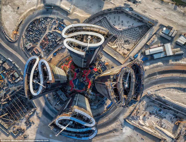 Bức ảnh chụp bằng thiết bị bay không người lái từ trên cao cho thấy kiến trúc đa dạng của thành phố Dubai.