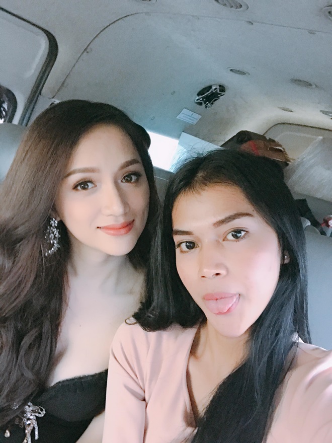 Hương Giang diện váy khoe vòng 1 "áp đảo" thí sinh chuyển giới nước bạn - 3