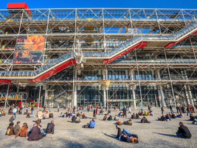 Trung tâm văn hóa nghệ thuật Pompidou nổi tiếng với hơn 50.000 tác phẩm nghệ thuật hiện đại.