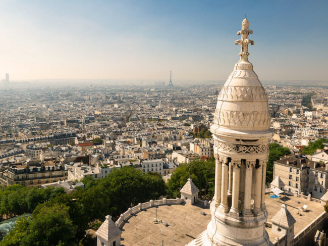 Vương cung thánh đường Sacré-Cœur nằm trên đỉnh đồi Montmartre. Từ đây, du khách có thể chiêm ngưỡng toàn cảnh thành phố Paris.