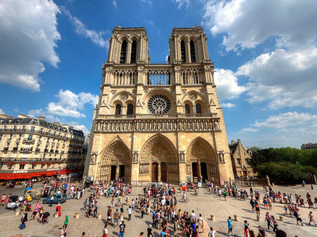 Nhà thờ Đức Bà là địa điểm không thể bỏ qua khi du khách đặt chân tới Paris.