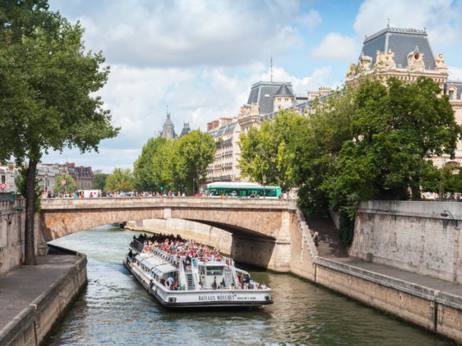 Du ngoạn bằng tàu trên sông Seine mang lại du khách trải nghiệm mới lạ về thành phố Paris.