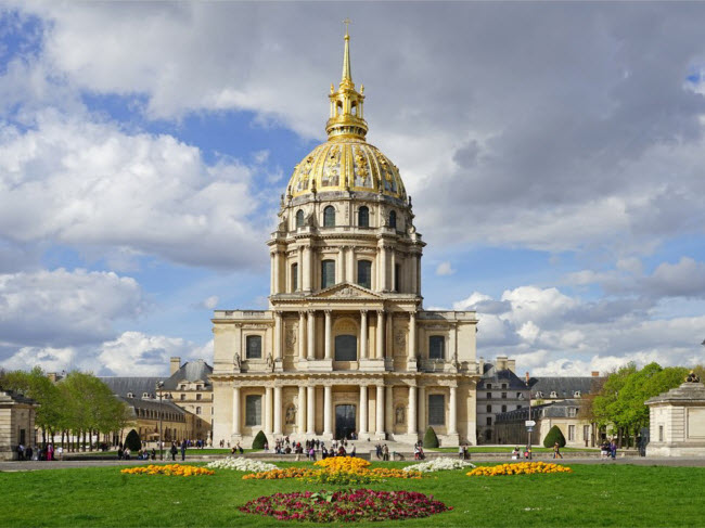 Điện Les Invalides là nơi chôn cất Napoleon. Đây là địa điểm ưa thích của những du khách muốn tìm hiểu lịch sử.