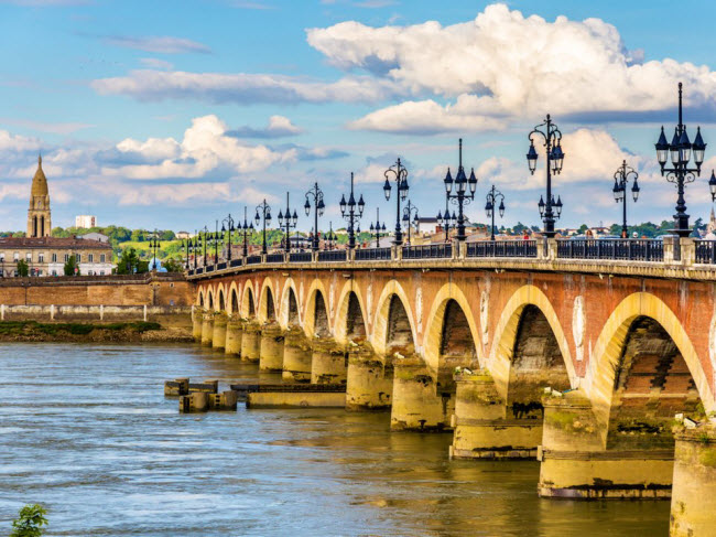 Trong hành trình du ngoạn bằng tàu, du khách có cơ hội chiêm ngưỡng 37 cây cầu bắc qua sông Seine.