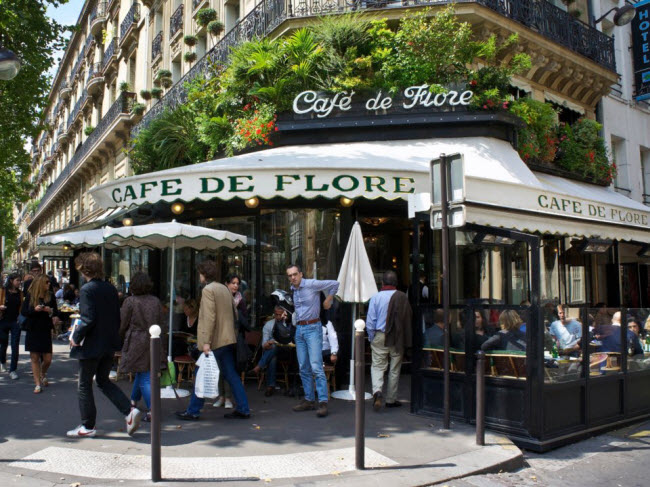 Sau khi ngắm cảnh, du khách có thể ngồi thư giãn tại một trong nhiều quán cà phê ở Paris…