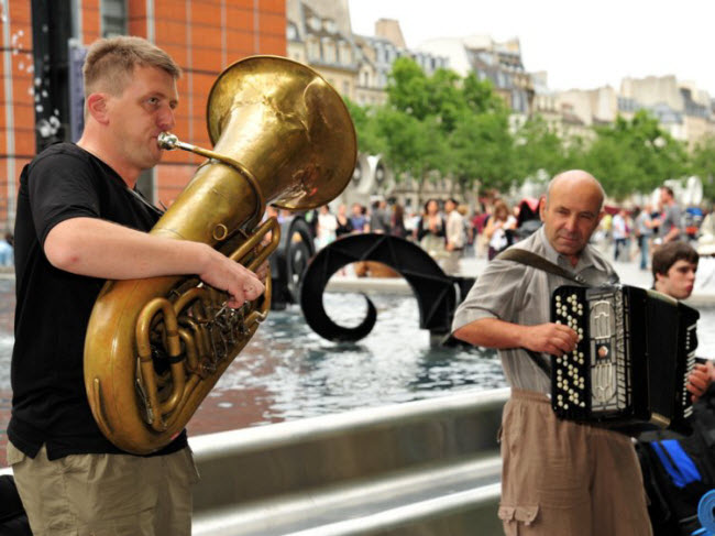 Những nghệ sĩ đường phố trình diễn tại thành phố Paris.