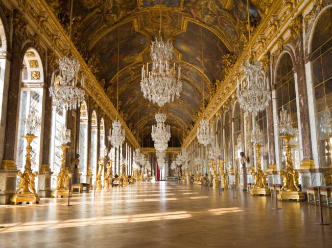 Cung điện Versailles có tới 2.300 phòng.