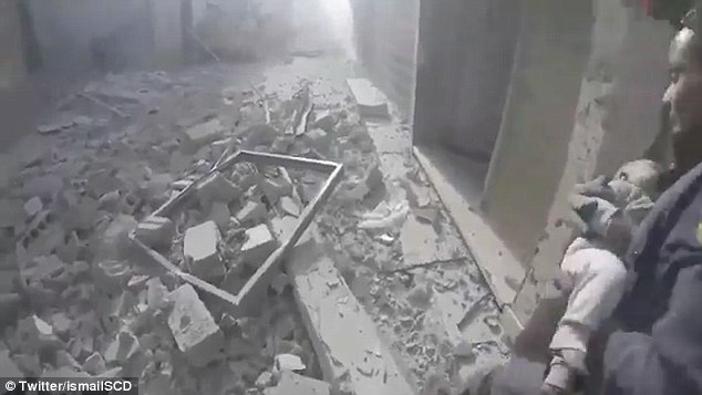 Bới đống đổ nát hoang tàn, kéo lên em bé Syria - 1