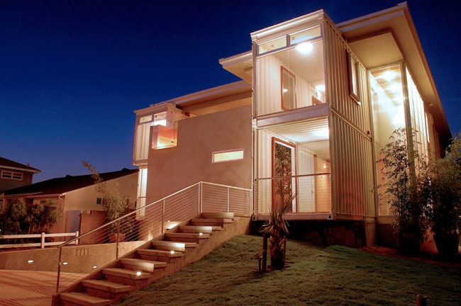 Kiến trúc sư Peter DeMaria cho biết điểm đặc biệt của ngôi nhà này là cấu trúc 2 tầng và khả năng chống chịu các trận động đất thường xảy ra ở miền Nam California. Ảnh: DeMaria Design.