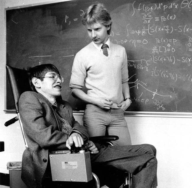Sự thật về căn bệnh không thuốc chữa &#34;giết dần giết mòn&#34; thiên tài vật lý Stephen Hawking - 1