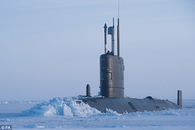 Tàu ngầm Anh xuyên thủng băng vài mét gần “sân sau” của Nga - 1