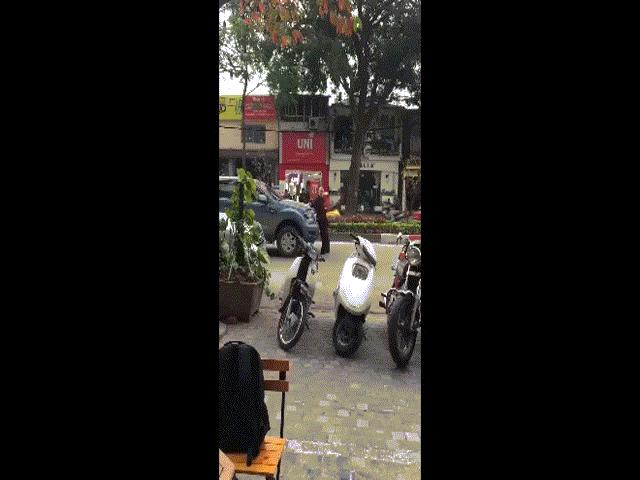 ”Anh hùng” đầu trọc say rượu, lấy thân mình chặn ô tô trên phố Hà Nội