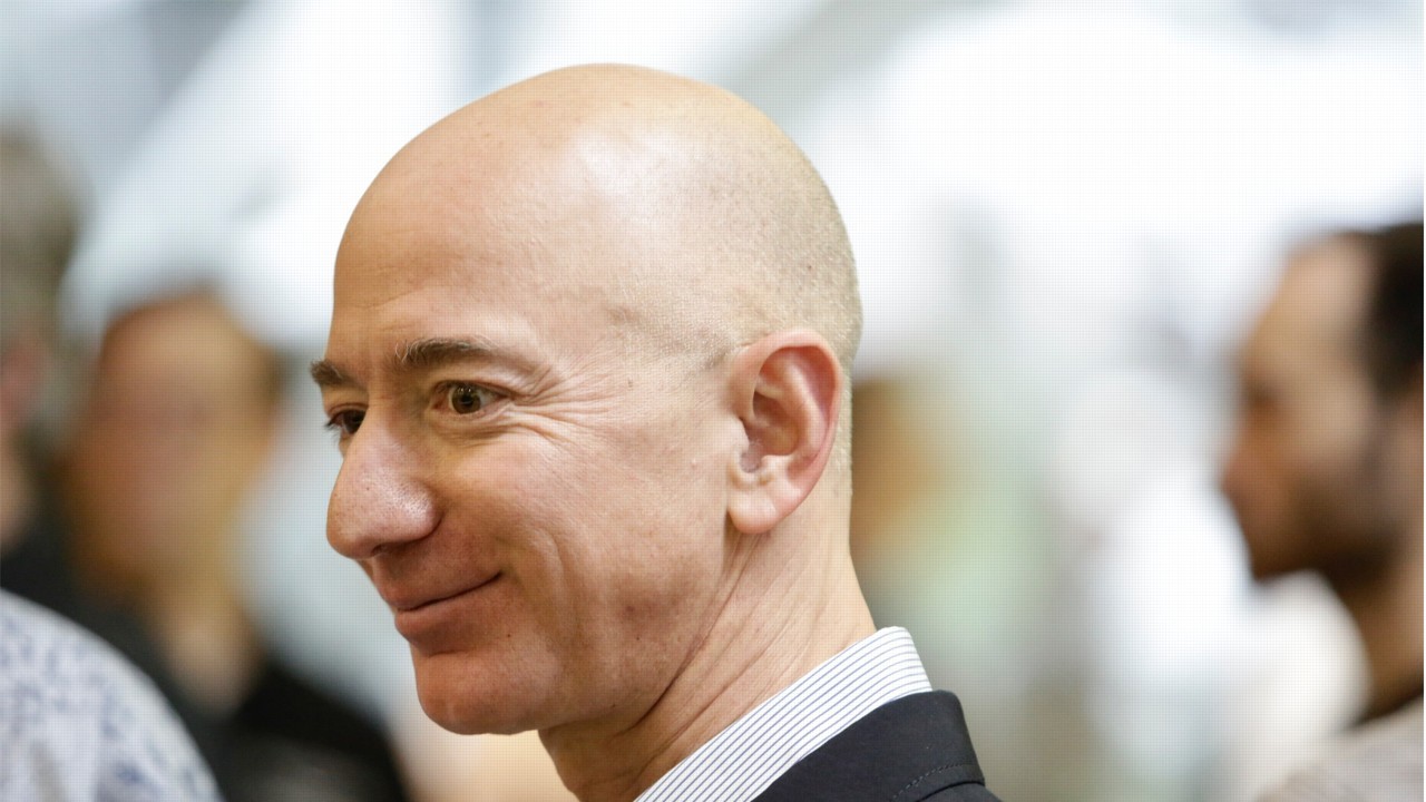 Jeff Bezos: Từ cậu bé tò mò đến người giàu nhất hành tinh - 1