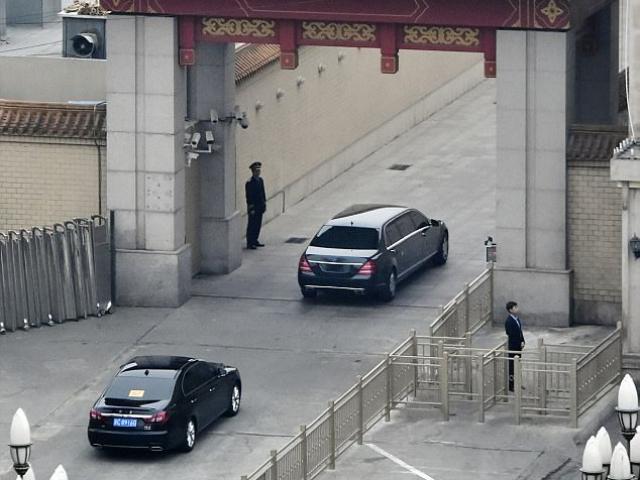 Siêu xe S600 không đeo biển số chở Kim Jong-un ở Bắc Kinh