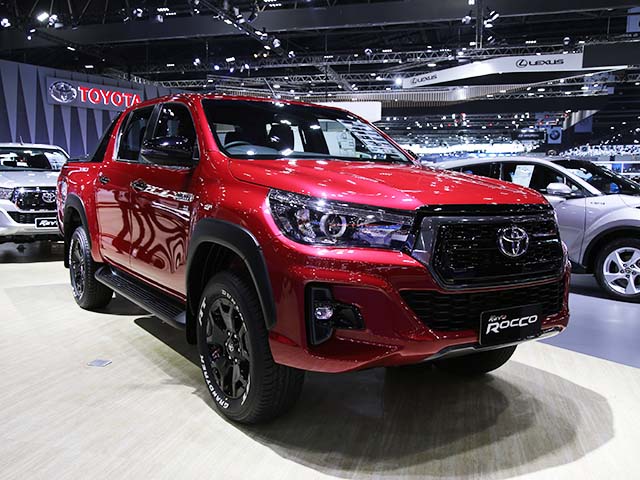 Toyota Hilux ”facelift” Revo Rocco - Giá bán từ 380 triệu đồng