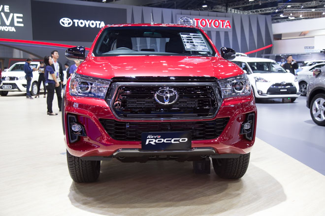 Toyota Hilux &#34;facelift&#34; Revo Rocco - Giá bán từ 380 triệu đồng - 1