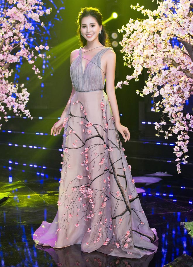 Hoa hậu Tiểu Vy diện váy hoa đào, lọt top sao mặc đẹp nhất năm mới - 1