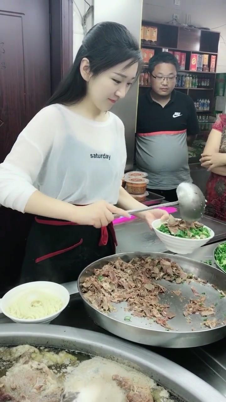 Giật mình với nhan sắc thật của cô gái bán mì bò đẹp như Tây Thi - 1
