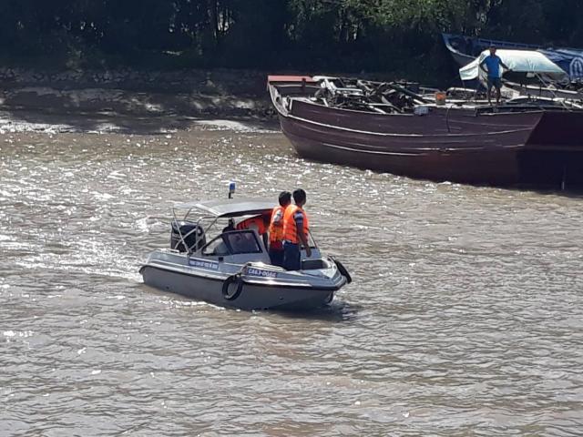 Sweeping barges on the River Tien, 3 missing people