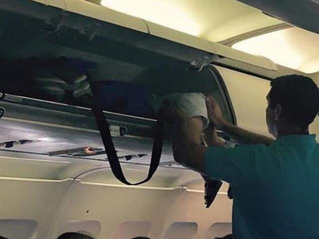 Hành khách gây sốc vì nhét trẻ con vào khoang hành lí xách tay máy bay