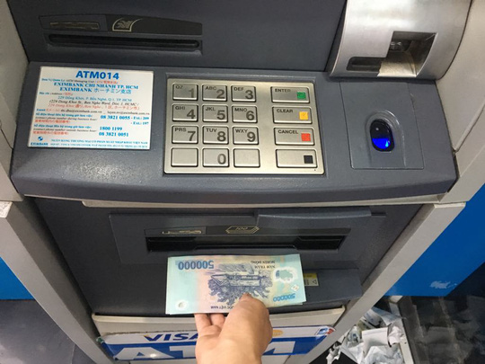 Ngân hàng phải cảnh báo thủ đoạn trộm tiền từ ATM - 1