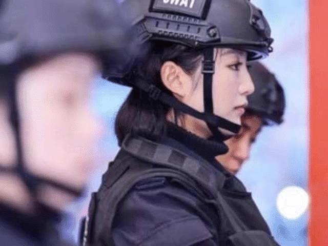 Ngắm vẻ đẹp của nữ cảnh sát đặc nhiệm gây sốt mạng xã hội Trung Quốc