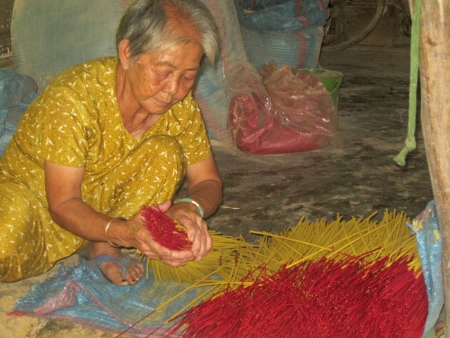 Theo Cụ Năm (68 tuổi), ngày xưa máy móc chưa có, người se nhang đều làm bằng tay. Giờ thì rất ít người se nhang bằng tay, thường người ta dùng máy se cho nhang, mà các cây nhang cũng đều và đẹp hơn. (Nguồn: Indian Times)