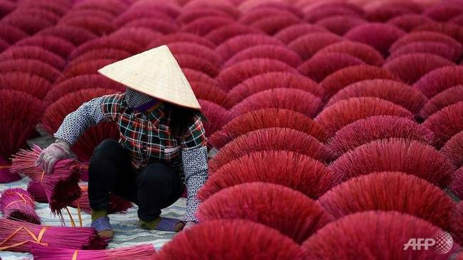 Tại làng Quảng Phú Cầu ở ngoại ô Hà Nội, các gia đình ở đây đã làm nghề se nhang hơn một thế kỷ. (Nguồn: AFP)