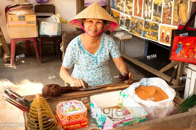 “Làm nhang dịp tết mang lại nhiều lợi nhuận hơn là đi làm công nhân tại các nhà máy lân cận.” Chị Hoa, làng Quảng Phú Cầu cho biết. (Nguồn: Indian Times)