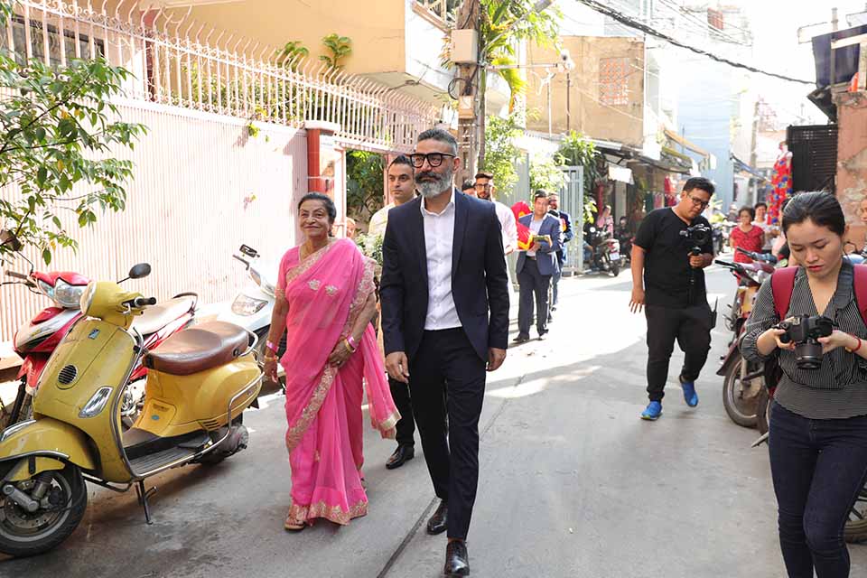 Chồng doanh nhân Ấn Độ đi cùng dàn bê tráp đến hỏi cưới Võ Hạ Trâm - 2