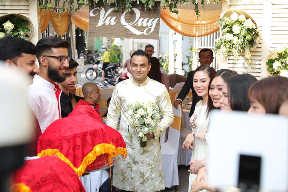 Chồng doanh nhân Ấn Độ đi cùng dàn bê tráp đến hỏi cưới Võ Hạ Trâm - 6