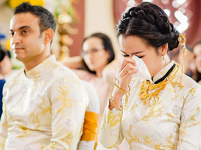 Ca sĩ Võ Hạ Trâm bật khóc bên chồng người Ấn Độ trong lễ Hằng Thuận