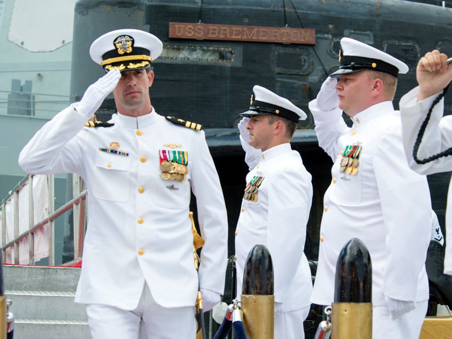 “Vui vẻ” với 10 gái mại dâm Philippines, chỉ huy tàu ngầm Mỹ nhận trái đắng - 1
