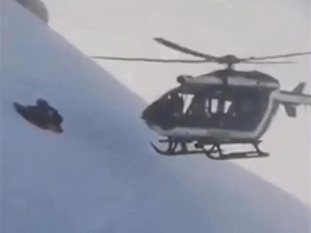 Phi công lái trực thăng hạ cánh sát núi tuyết giải cứu người bị nạn