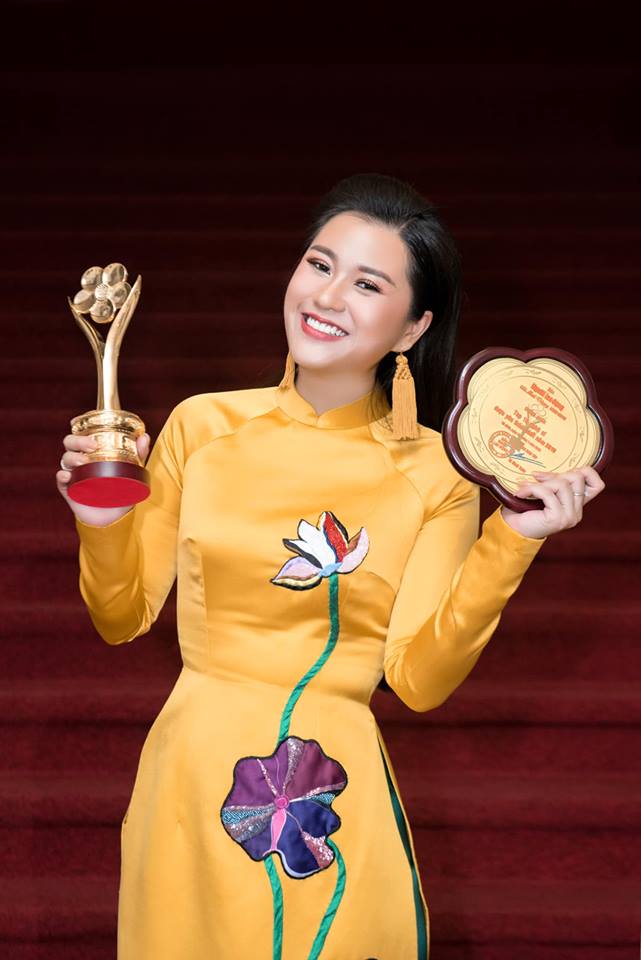 Cuộc sống hạnh phúc của cô gái &#34;vượt mặt&#34; Hoài Linh, Trấn Thành ẵm giải Mai Vàng 2018 - 1