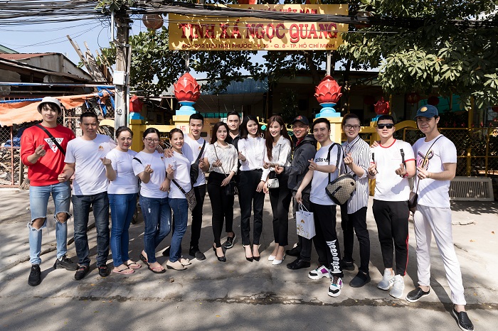 "Hoa hậu nhà giàu" giản dị khi đi từ thiện, khác hẳn vẻ sang chảnh thuờng ngày - 1