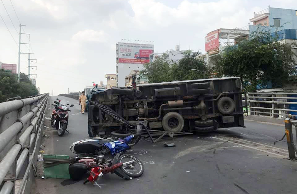 Xe tải “đại náo” cầu vượt thép ở Sài Gòn, nhiều người bị thương - 1